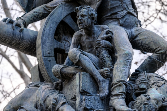 A detail of the monument titled  Pueblo del Dos de Mayo de 1808,