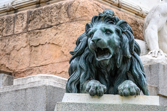 A metal sculpture of a lion part of the monument fountain to Fel