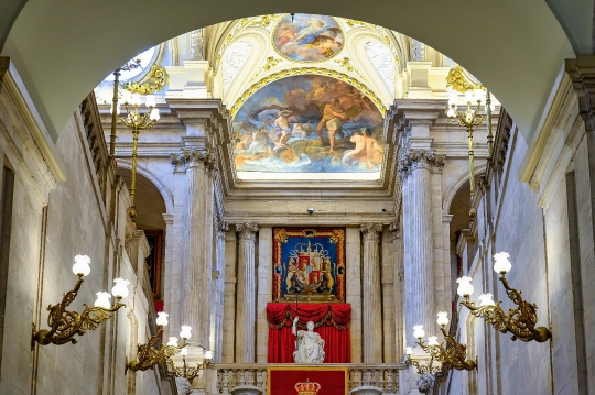 Architecture and art in the main lobby of the Royal Palace.