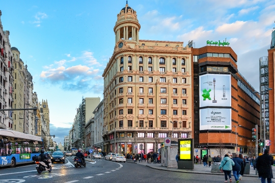 Architecture and traffic on La Gran Via