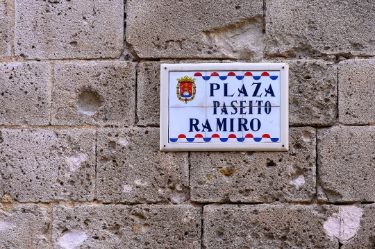 Ceramic tile sign with the text Plaza Paseito Ramiro, Alicante,