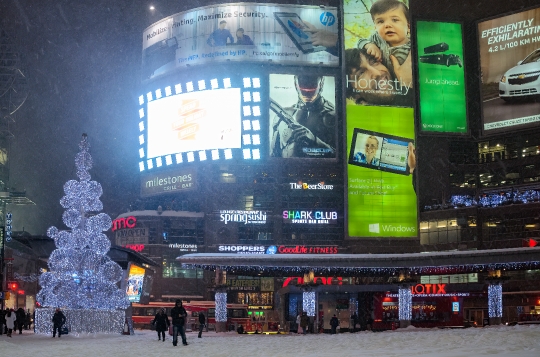 Christmas Tree in Yonge-Dundas Square