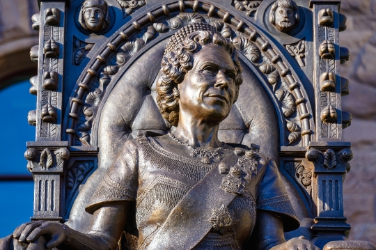 Close Up Statue Queen Elizabeth II