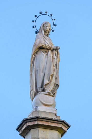 Close-up of the stone sculpture of the Virgin in the Plaza de Sa