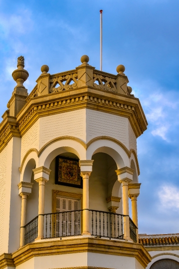 Colonial Style Pentagonal Balcony