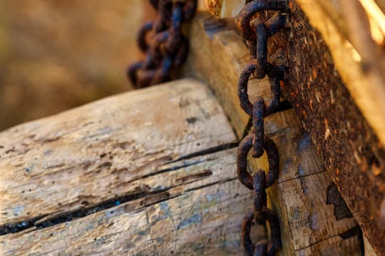 Detail of a rustic agricultural cart with a rusty chain, Cofino,