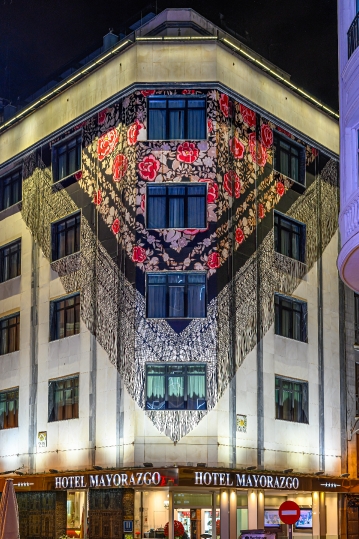 Facade of Hotel Mayorazgo in the night.