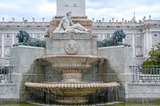 Flowing water and lion sculptures in a fountain in the Monument