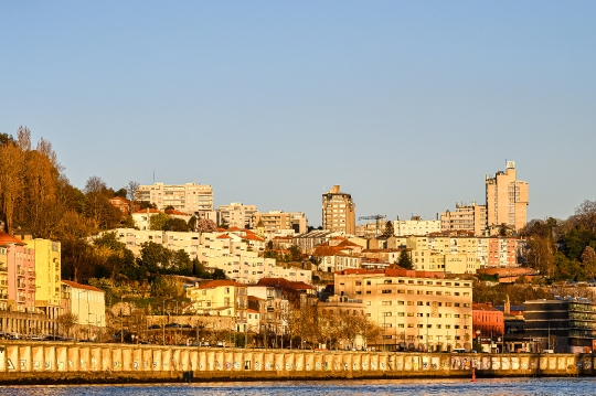 Golden-colored light in the cityscape by the riverbank of the Do