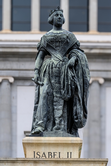 Metal statue of Isabel II in the area of the Royal Palace.