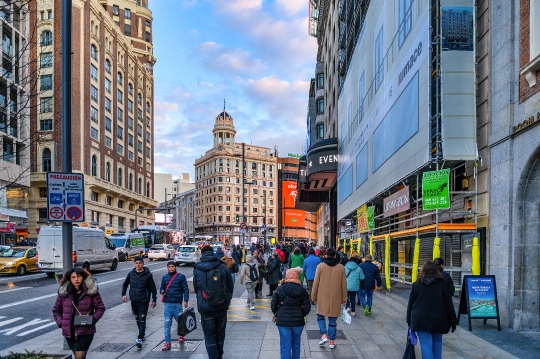 People walking in La Gran Via during a winter morning.