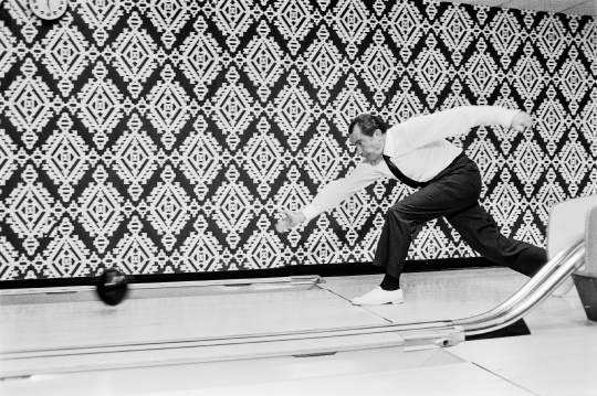 President Nixon bowls with the winners of the 7th International