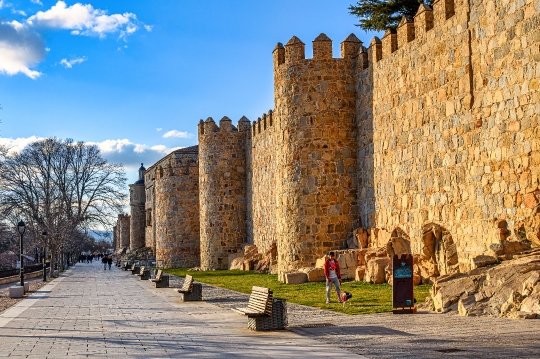 Promenade along the medieval fortified city walls, a famous land