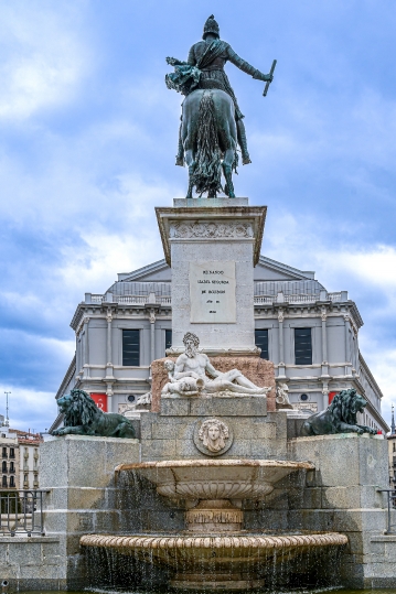 Rear view of the Monument to Philip IV featuring the fountain an