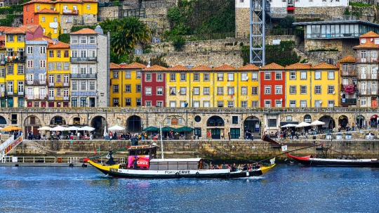 Replica of a rabelo boat offering tourist tours on the Douro Riv