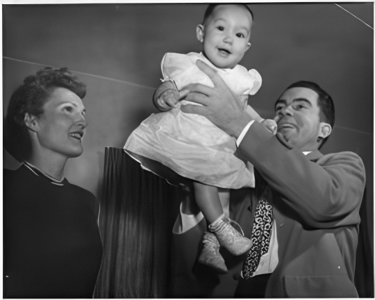 richard-nixon-holds-his-baby-daugher-julie-in-the-air-pat-nixon-