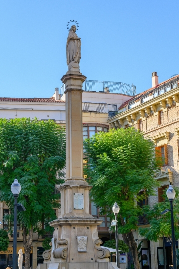 Sculpture and pedestal of the Virgin in the Plaza de Santa Catal
