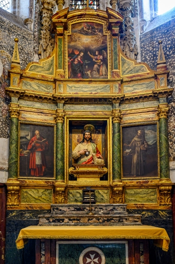 Sculpture of the Sacred Heart of Jesus flanked by two ancient pa