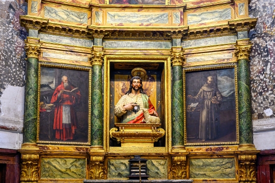 Sculpture of the Sacred Heart of Jesus flanked by two ancient pa