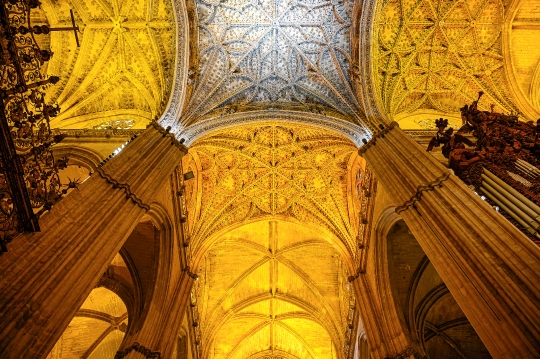 Seville, Spain, Medieval architectural features of the nave ceil