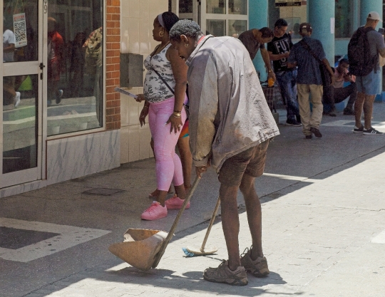 Slim Street Sweeper Cuba