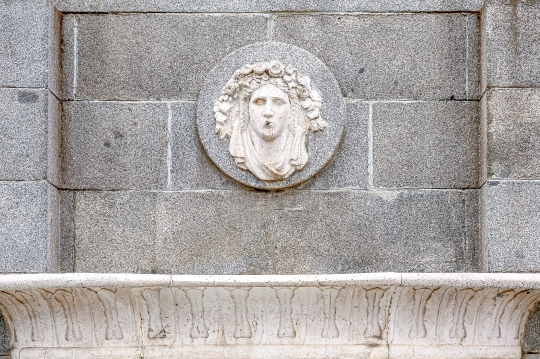 Small stone sculpture decorating the fountain of the Monument to