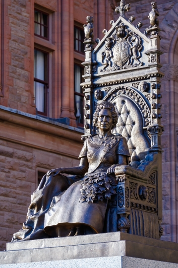 Statue Queen Elizabeth II