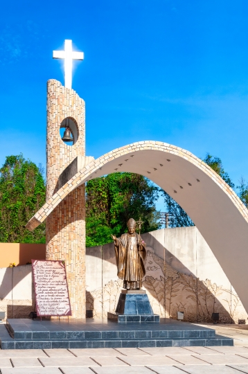 Statue to Pope John Paul II