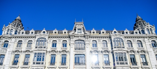 Sunlight reflection in the colonial architecture of the Casa Con