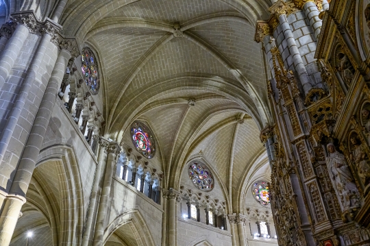 Support architectural arches and columns in the nave of the Cath