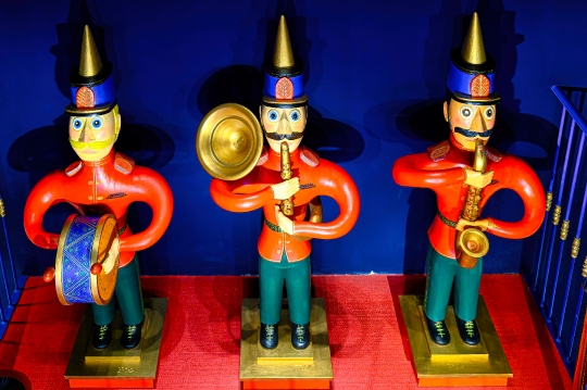 Three soldier toys decorating the interior of ìThe Fantastic Wo