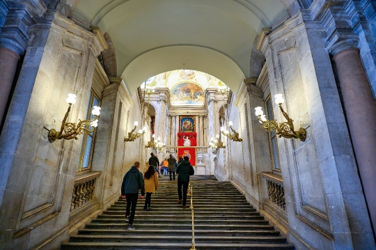 Tourists entering the Royal Palace.