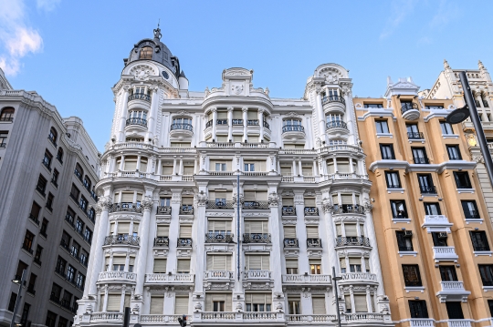 White facade of a residential building in Gran Via